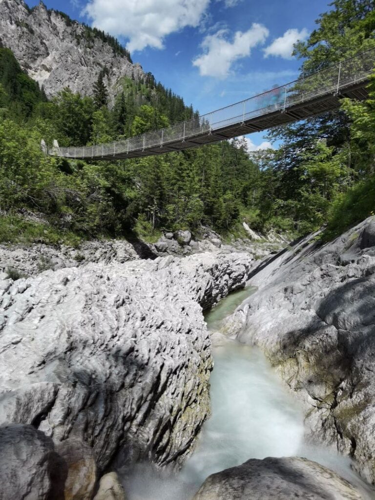 Beeindruckende in Ramsau bei Berchtesgaden - das Klausbachtal mit der Hängebrücke