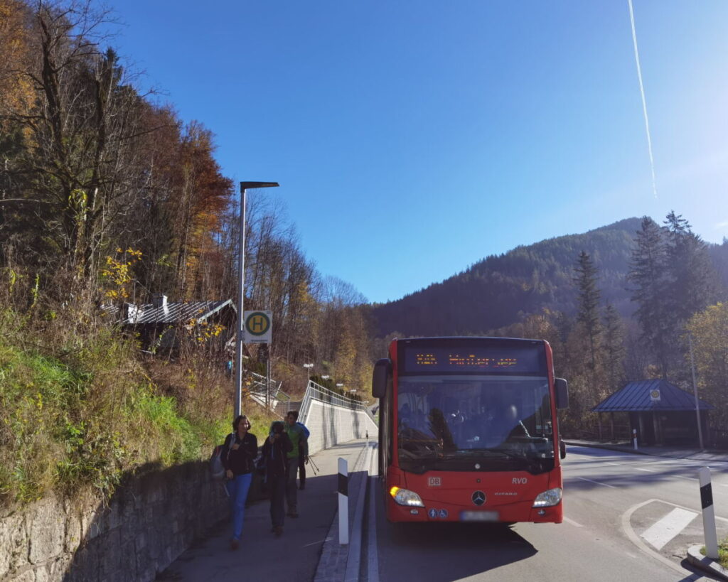 Der öffentliche Bus ab Berchtesgaden hält direkt an der Wimbachbrücke