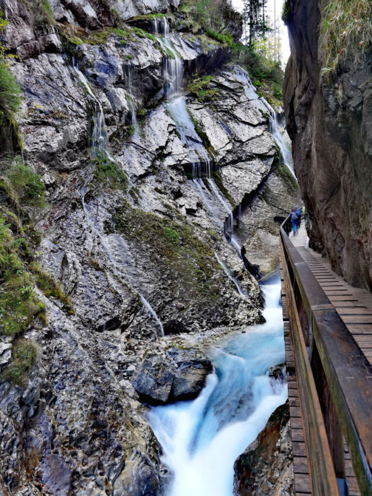 Gleich hinter dem Eingag mit Drehkreuz startet der schönste Teil der Wimbachklamm Wanderung