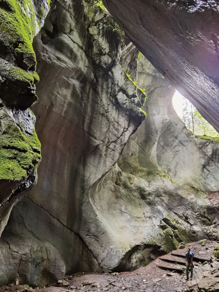 Das Kirchle - bei der Rappenlochschlucht in Vorarlberg, vergleich mal die Größe der Klamm mit dem Wanderer