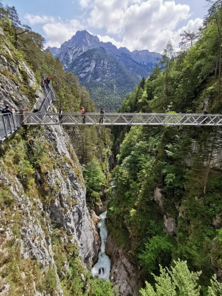 Leutascher Klamm - atemberaubende Brücken führen von Fels zu Fels