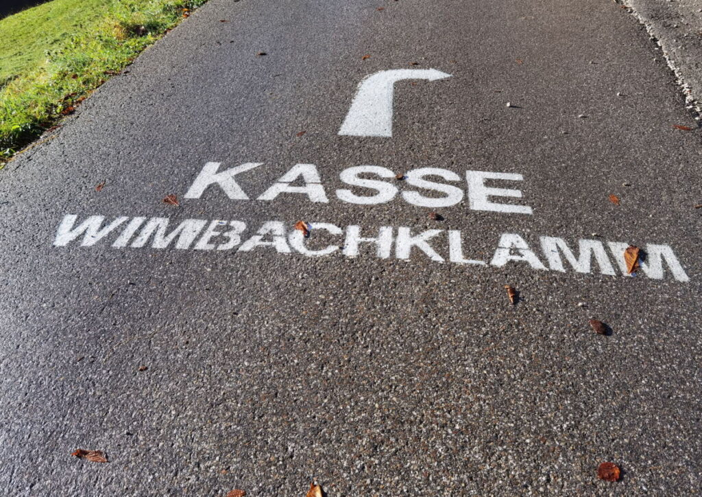 Du bekommst die Wertmarke für den Wimbachklamm Eintritt nur oberhalb der Klamm, folge diesem Pfeil