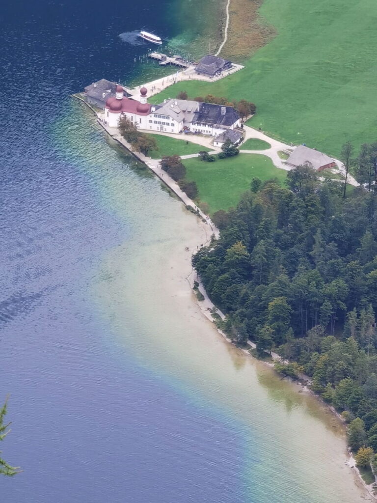 Vom Aussichtspunkt Archenkanzel siehst du hinunter auf die Halbinsel mit St. Bartholomä