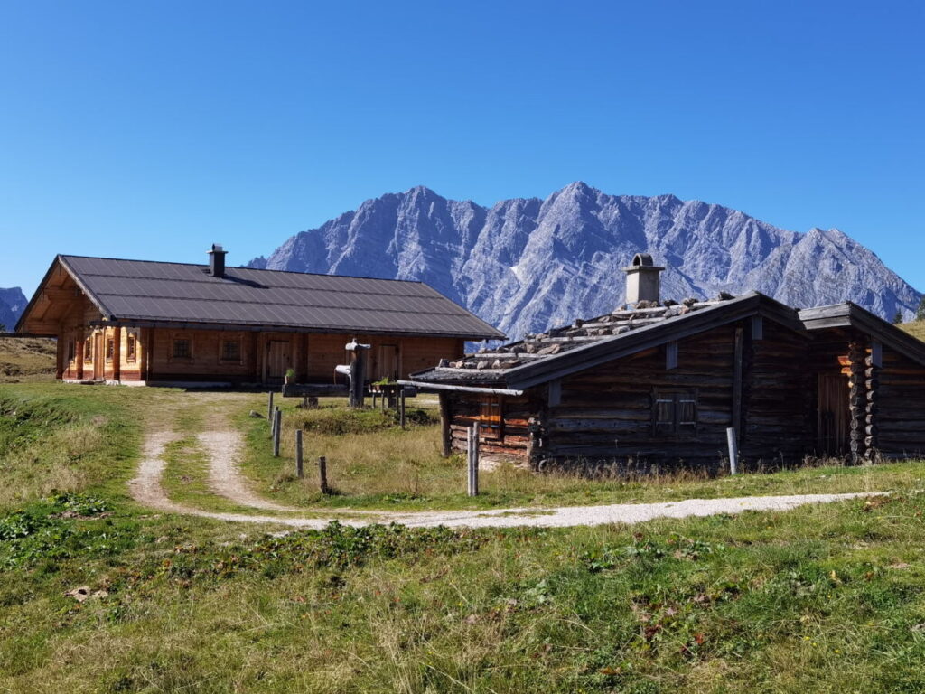 Direkt unterhalb vom Feuerpalfen stehen die urigen Hütten der Gotzenalm