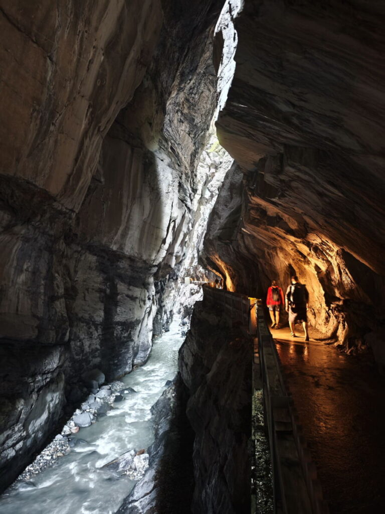 Meterhohe Felsen bilden die Taminaschlucht in der Schweiz