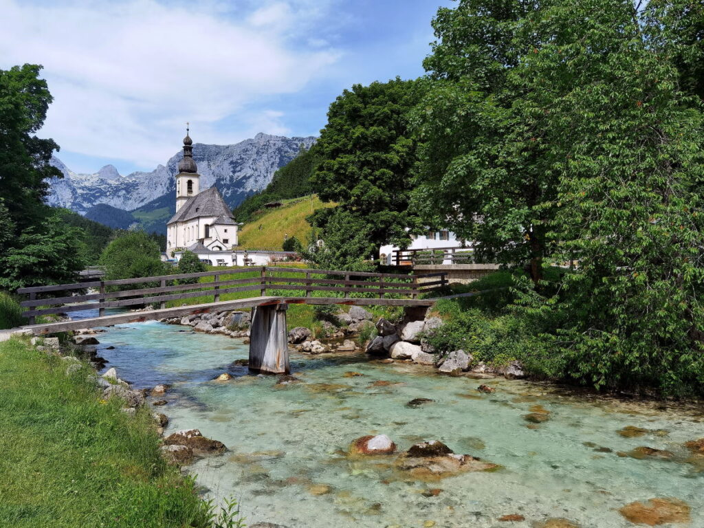 Beliebtes Fotomotiv: Die Kirche St. Sebastian an der Ramsauer Ache